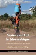 Water And Aid In Mozambique di Emily Van Houweling edito da Cambridge University Press
