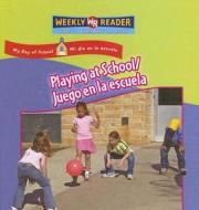 Playing at School/Juego En La Escuela di Joanne Mattern edito da Weekly Reader Early Learning Library
