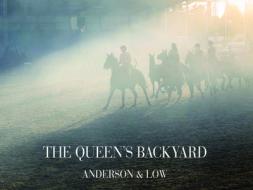 The Queen's Backyard di Jonathan Anderson, Edwin Low edito da Dewi Lewis Publishing