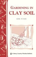 Gardening in Clay Soil: Storey's Country Wisdom Bulletin A-140 di Sara Pitzer edito da STOREY PUB