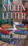 The Stolen Letter: A Scottish Bookshop Mystery di Paige Shelton edito da MINOTAUR