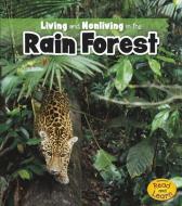 Living and Nonliving in the Rain Forest di Rebecca Rissman edito da RAINTREE
