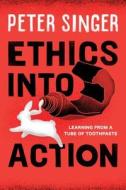 Ethics into Action di Peter Singer edito da Rowman & Littlefield