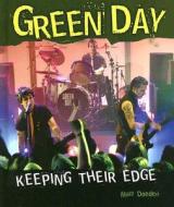 Green Day: Keeping Their Edge di Matt Doeden edito da Lerner Publications