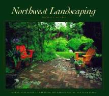 Northwest Landscaping: A Practical Guide to Creati di Michael Munro edito da Alaska Northwest Books