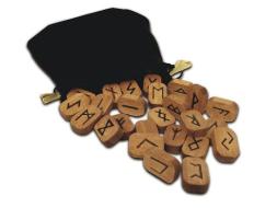 Wooden Runes di Lo Scarabeo edito da Llewellyn Publications