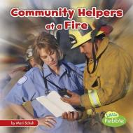 Community Helpers at a Fire di Mari C. Schuh edito da CAPSTONE PR