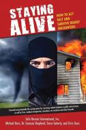 Staying Alive: How to Act Fast and Survive Deadly Encounters di Safe Havens International Inc, Michael Dorn, Sonayia Shepherd edito da BES PUB
