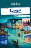 Lonely Planet Europe On A Shoestring di Lonely Planet, Tom Masters, Oliver Berry, Duncan Garwood, Anthony Ham, Craig McLachlan, Andrea Schulte-Peevers, Andy Symington, Nicola Williams, Neil Wilson edito da Lonely Planet Publications Ltd