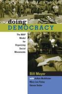 Doing Democracy di Bill Moyer, Steven Soifer, Mary Lou Finley, JoAnn MacAllister edito da New Society Publishers