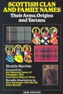 Scottish Clan and Family Names: Their Arms, Origins and Tartans di Roddy Martine, Roderick Martine, Don Pottinger edito da Mainstream Publishing