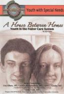 A House Between Homes: Youth in the Foster Care System di Joyce Libal edito da Mason Crest Publishers