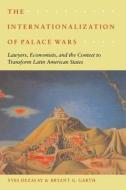 The Internationalization of Palace Wars: Lawyers, Economists, and the Contest to Transform Latin American States di Yves Dezalay edito da UNIV OF CHICAGO PR