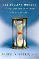 The Present Moment in Psychotherapy and Everyday Life di Daniel N. Stern edito da WW Norton & Co
