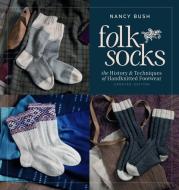 Folk Socks: The History & Techniques of Handknitted Footwear di Nancy Bush edito da INTERWEAVE PR