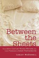 Between the Sheets: Nine 20th Century Women Writers and Their Famous Literary Partnerships di Lesley McDowell edito da Overlook Press