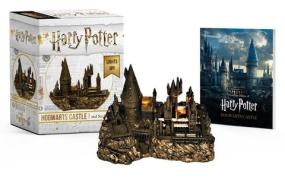 Harry Potter Hogwarts Castle and Sticker Book di Running Press edito da Hachette Book Group USA