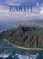 Living with Earth di Travis Hudson edito da Taylor & Francis Ltd
