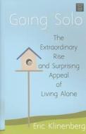 Going Solo: The Extraordinary Rise and Surprising Appeal of Living Alone di Eric Klinenberg edito da Center Point