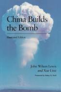 China Builds the Bomb di John W. Lewis, Xue Litai edito da Stanford University Press