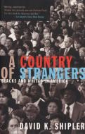 A Country of Strangers: Blacks and Whites in America di David K. Shipler edito da VINTAGE