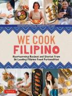 We Cook Filipino!: Heartwarming Recipes and Stories by 35 Leading Food Personalities from the Philippines di Jacqueline Chio-Lauri edito da TUTTLE PUB