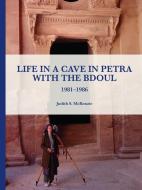 Life In A Cave In Petra With The Bdoul di Judith McKenzie edito da Manar Al-Athar
