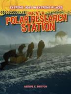 Life at a Polar Research Station di Arthur K. Britton edito da Gareth Stevens Publishing