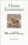 Home Economics: Fourteen Essays di Wendell Berry edito da COUNTERPOINT PR