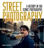 Street Photography: A History In 100 Iconic Photographs di David Gibson edito da Prestel