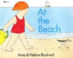 At The Beach di Anne Rockwell, Harlow Rockwell edito da Simon & Schuster