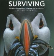 Surviving: How Animals Adapt to Their Environments di Alessandro Minelli, Maria Pia Mannucci edito da Firefly Books Ltd