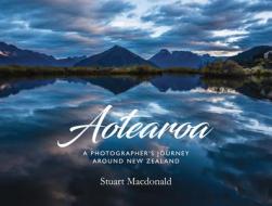 Aotearoa: A Photographers Journey Around New Zealand di Stuart Macdonald edito da WHITE CLOUD BOOKS