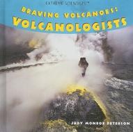 Braving Volcanoes: Volcanologists di Judy Monroe Peterson edito da PowerKids Press