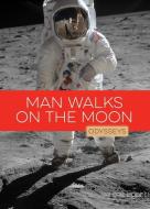 Man Walks on the Moon di Valerie Bodden edito da CREATIVE CO