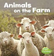 Animals on the Farm di Lisa J. Amstutz edito da PEBBLE BOOKS