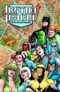 Justice League International di J M DeMatteis, Keith Giffen edito da Dc Comics