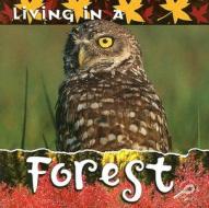 Living in a Forest di Patty Whitehouse edito da Rourke Publishing (FL)