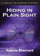 Hiding in Plain Sight: A Shelby Belgarden Mystery di Valerie Sherrard edito da DUNDURN PR LTD