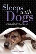 Sleeps with Dogs: Tales of a Pet Nanny at the End of Her Leash di Lindsey Grant edito da SEAL PR CA