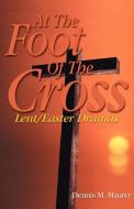 AT THE FOOT OF THE CROSS di Dennis M Maurer edito da CSS Publishing