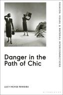 Danger in the Path of Chic: Violence in Fashion Between the Wars di Lucy Moyse Ferreira edito da BLOOMSBURY VISUAL ARTS