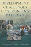 Development Challenges Confronting Pakistan di Anita M. Weiss edito da Kumarian Press