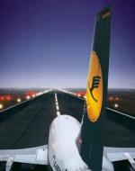 The Wings Of The Crane, 50 Years Of Lufthansa Design di Volker Fischer edito da Edition Axel Menges