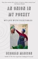 An Onion in My Pocket: My Life with Vegetables di Deborah Madison edito da VINTAGE