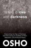 Falling in Love with Darkness: Overcoming the Fear of Darkness and Discovering Its Qualities of Rest, Relaxation, and Pr di Osho edito da OSHO MEDIA INTL