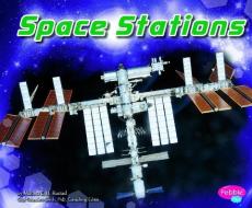 Space Stations di Martha Elizabeth Hillman Rustad edito da PEBBLE PLUS
