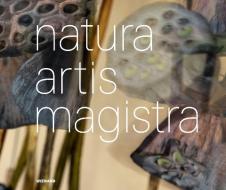 Natura Artis Magistra. Naturmaterialien in der zeitgenössischen Kunst di Anna Artaker, Alexander Grönert, Rose Ausländer edito da Wienand Verlag & Medien
