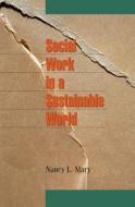 Social Work in a Sustainable World di Nancy L. Mary edito da OXFORD UNIV PR