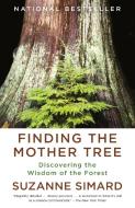 Finding the Mother Tree: Discovering the Wisdom of the Forest di Suzanne Simard edito da VINTAGE